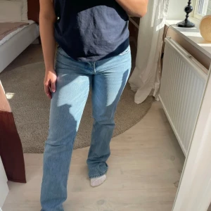 Blå jeans  - Säljer dessa blå jeans då dem är för små, köpta för 400 säljer för 200, nyskick 