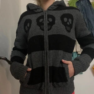 Fodrad kofta - Jättesnygg grå fodrad kofta med döskallar på. Säljer den pågrund över att jag knappt använt den.💕😸