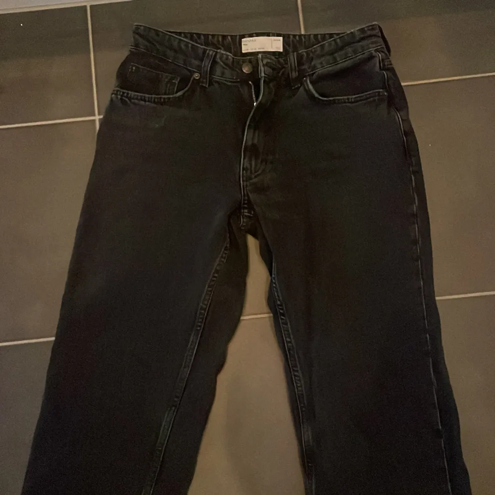 Säljer mina bershka jeans i storlek 38 EU. Skicket är 7/10 på grund av att det finns slitningar längst ned på jeansen.  Priset är inte hugget i sten kontakta för mer info🔥!. Jeans & Byxor.