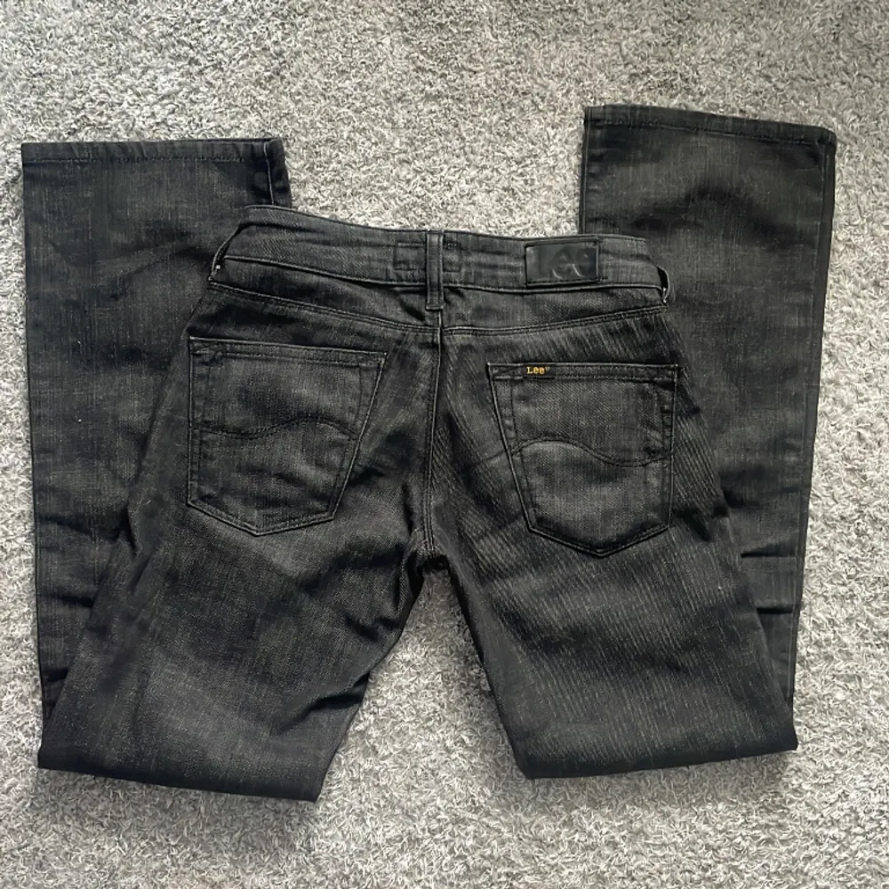 Super snygga Low waist Bootcut jeans från lee som jag älskar men börjar bli för korta! Strl 24/30 och super skick!!!! Original pris 899❣️. Jeans & Byxor.