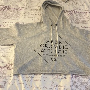 Kort grå hoodie - Säljer min jättefina korta gråa hoodie som inte kommer till användning längre!❤️ den är väldigt liten i storleken så den är som en S!