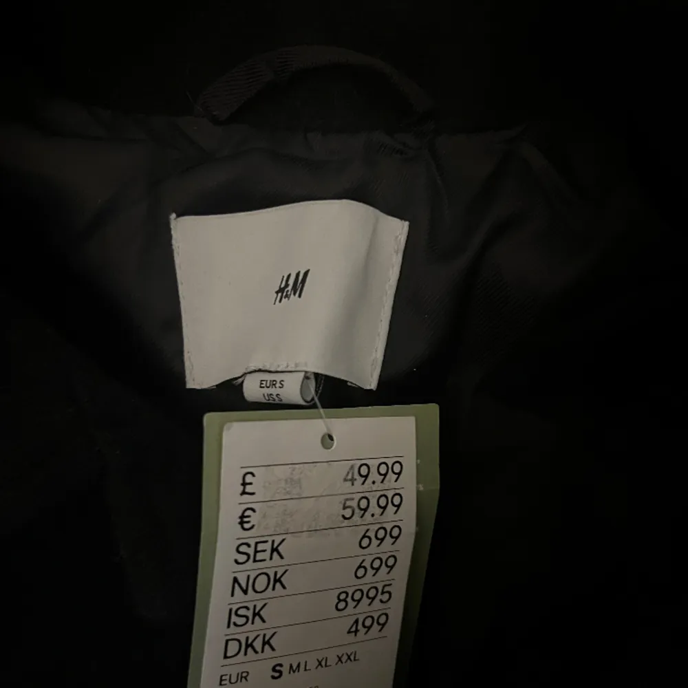 Hej! Säljer en jättefin H&M overshirt i jättefint skick. Den är i storlek S men passar nog bättre M. Nypris är 699, mitt pris 200. Hör av er vid fler frågor☺️. Jackor.