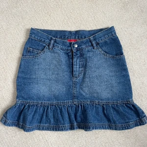 Söt jeanskjol med volanger  - Jeanskjol me volanger ner till, knappt använd så topp skick 