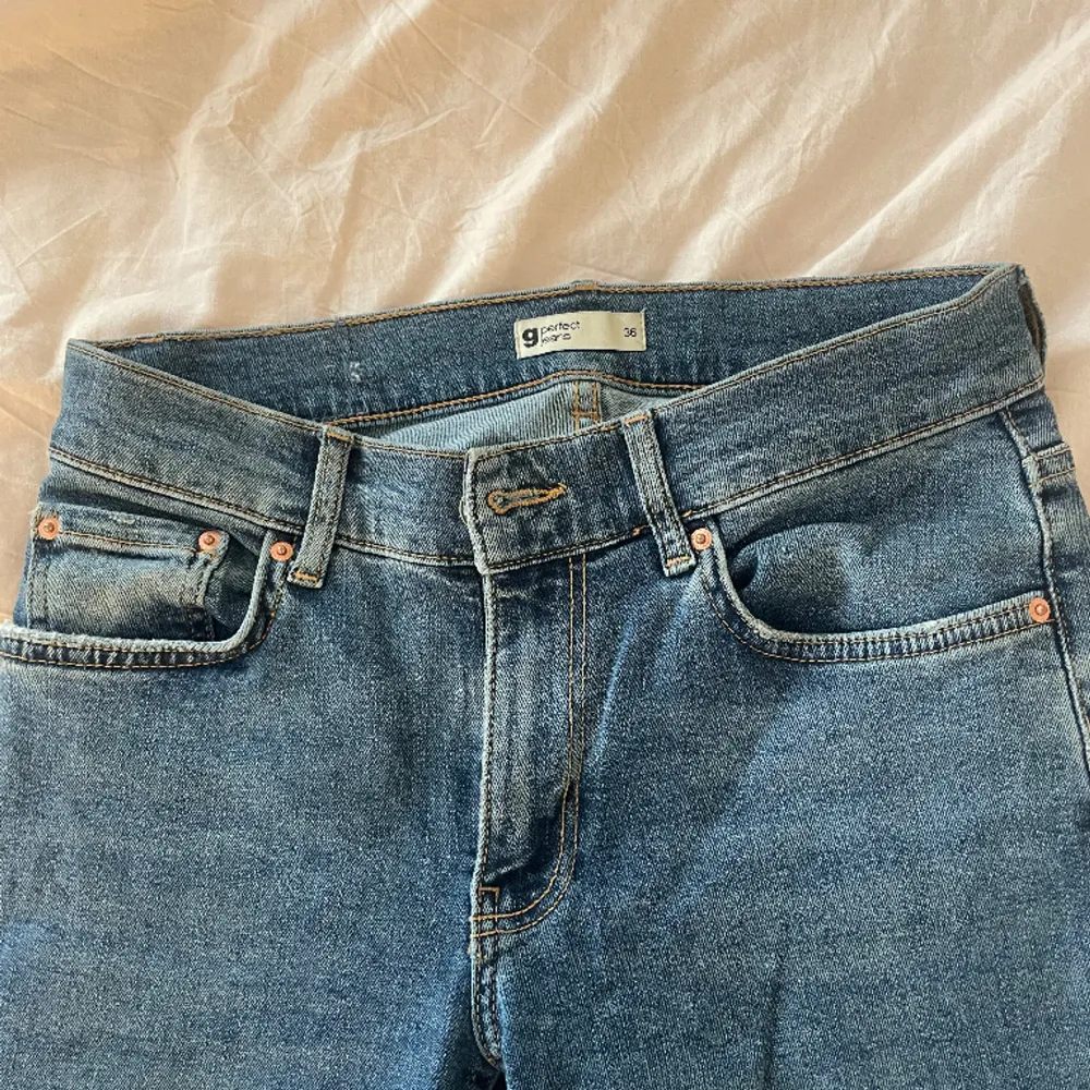 super fina midwiast jeans från gina i storlek 36. Jeans & Byxor.