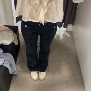 Bootcut byxor - Populära byxor från H&M. Storlek 38 men är stretchiga