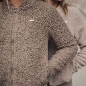 Ny Fluffy jacket från Aimin - Helt ny och oanvänd Aimin Espresso Fluffy Jacket, stl S.  