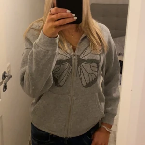 Zip Hoodie - Säljer denna fina zip tröja! Den är i nyskick då den inte kommit till användning. Hör av dig om du har frågor eller vill ha fler bilder! 💗