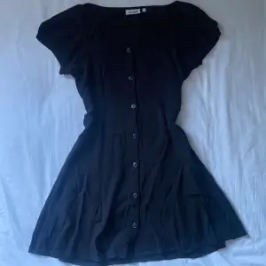 supersöt klänning från weekday, inga defekter alls❤️ använd gärna ”köp nu” knappen⭐️🫶