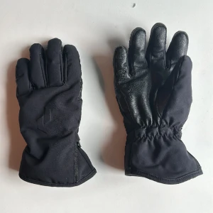 Svarta Peak Performance vantar - Skick: Mycket bra  Storlek: 5 Mycket sköna och varma fingervantar (Nypris 700kr)