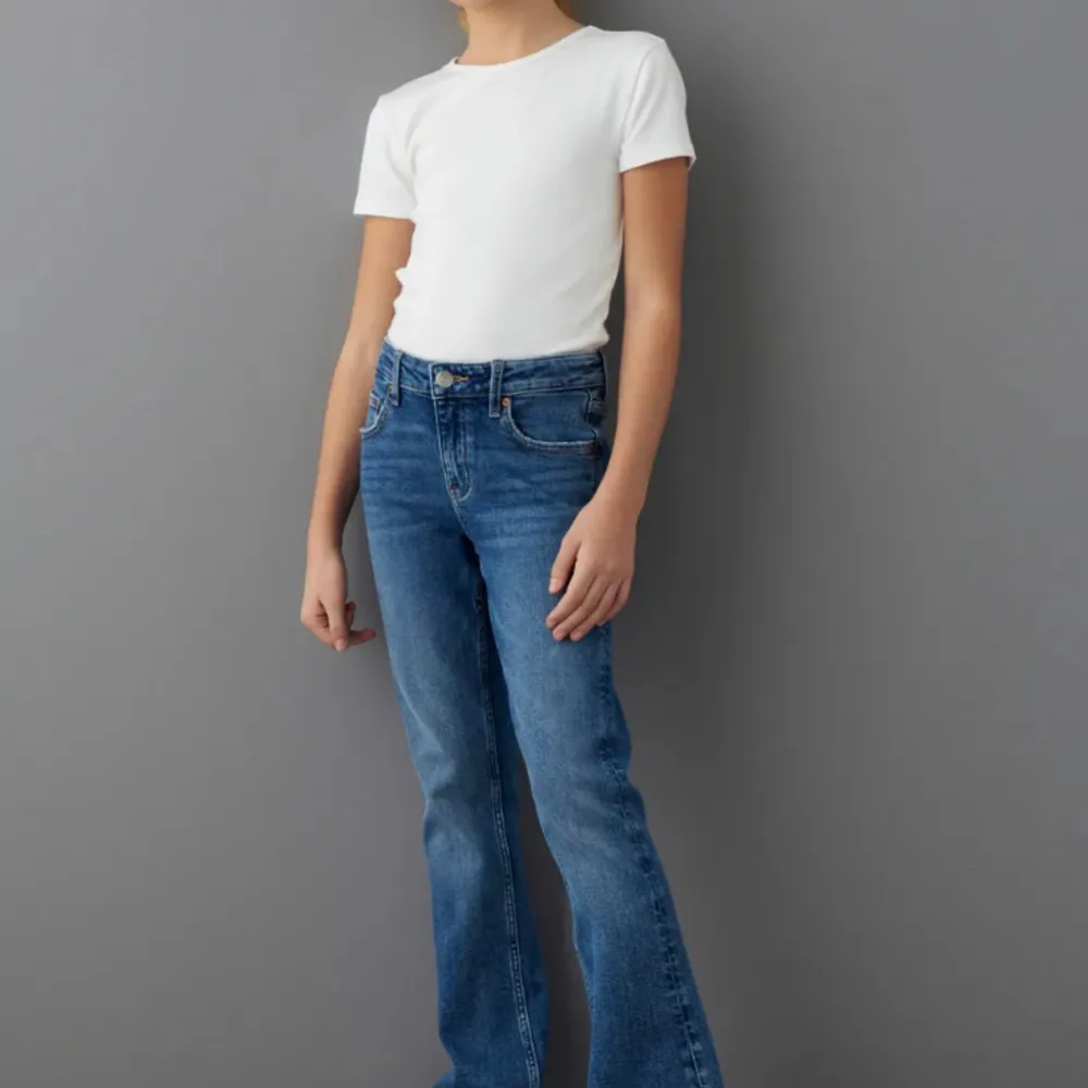 Säljer nu mina slutsålda mörkblåa, lågmidjade bootcut jeans från Gina Tricot Young, strl 146🤍De är använda fåtal gånger och jag kan skicka fler bilder om man vill.. Jeans & Byxor.