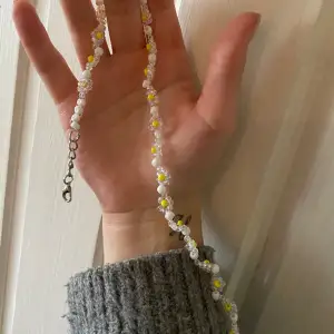 Halsband med pärlor. Blommor 