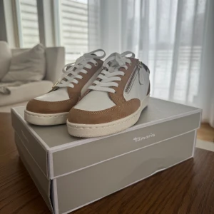 Sneakers från Tamaris - Använda en gång, sälj då se inte används.  Nypris 999 