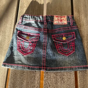 True religion jeanskjol - Cool jeanskjol från true religion, säljer för att de är för små för mig. Perfekt till sommaren. Midja: 59 cm längd på kjolen: 24,5 cm