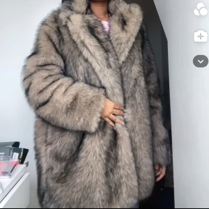 Pälsjacka  - Aldrig använt endast testad på. Oerhört snygg och vintage 