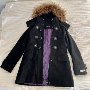 Calvin klein kappa - Superhärlig kappa från Calvin Klein i storlek us 6 (eu 36/S) inköpt i USA 2012 men väldigt sparsamt använd. Mycket gott skick. 55% ull.