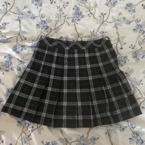 Plisserad rutig kjol - Svart/vit/grå plisserad/veckad rutig kjol från h&m divided, aldrig använd!✨