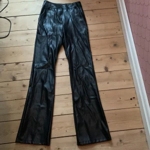 Coola svarta skinnbyxor från Madlady🖤 - Har aldrig använts och är från början köpta från plick skulle säga att de passar någon som har storlek xs 