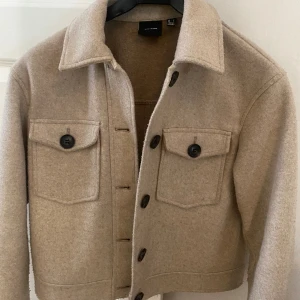 Vero Moda kappa - Jättefin kappa som inte används mycket alls. Tror inte den finns kvar längre, inga defekter❣️