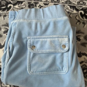 Juicy byxor  - Säljer juicy byxor. Kommer inte till användan. Köptes för 1200 kr säljer för 550 pågrund av att det finns två små fläckar från nagel lim går säkert att få bort.  9/10