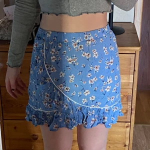 sommarkjol - Köpt för några år sedan och säljer för jag inte använder den, storlek S och är superbra för någon lite längre som fortfarande vill kunna ha en minikjol. Jag är 175 för jämförelse 