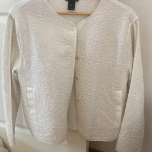 Sommarjacka - Denna har används ungefär 1 gång. Jättefin på sommarn och inga defekter🤩