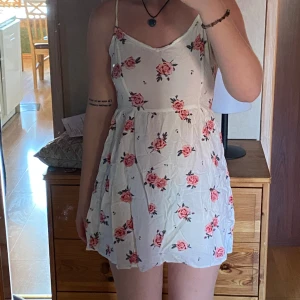 Sommarklänning  - Somrig klänning från Hm. Säljer för att den är för kort på mig (jag är 175 cm lång)🥰