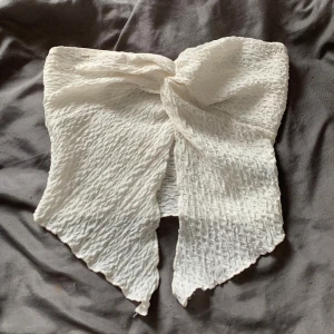 Vit topp - Söt vit topp med en pytteliten defekt vid bröstet. Syns inte när man har på sig den. Storlek S.