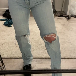 Ljusblåa jeans  - Snygga blåa jeans som knappt kommit till användning. Klippta där nere pågrund av att de va lite långa då jag köpte dom men är lite längre än hälen på mig 🩵