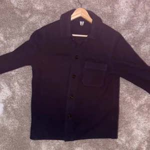 Arket Overshirt - Hej, Säljer min Arkrt overshirt i strl M. Knappt använd i färg mörkblå. Hör av er vid frågor!