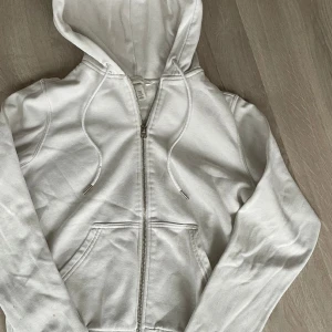 Vit hoodie/kofta! Passar till det mesta.  - Vit kofta. Det är storlek S/XS. Den är jätte fin har dock liknande så kmr ej till användning.