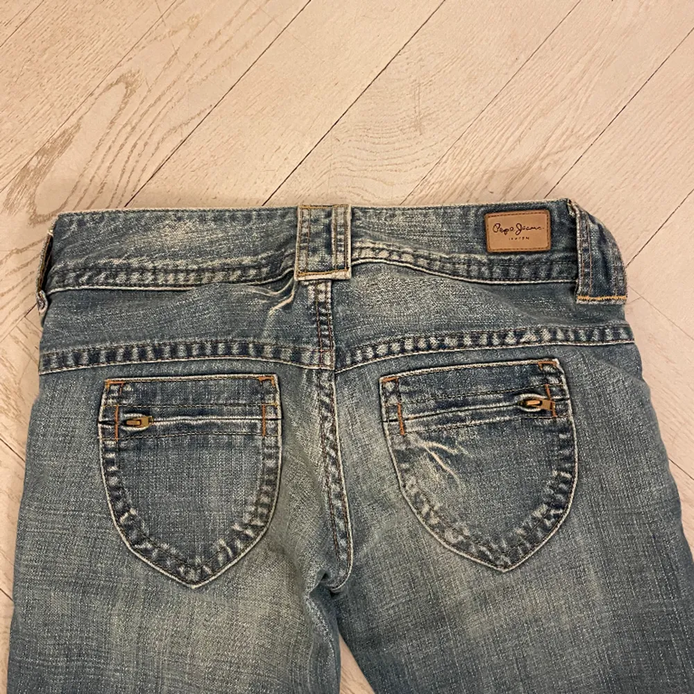 Säljer dessa as snygggaa jeans från pepe med jätte coola detaljer! Har sytt om dom så att de är mer bootcut och även sytt upp dem så skulle säga att de passar någon som är 158-165 vem lång och har xs/s💗Frakt kostar 49kr!. Jeans & Byxor.