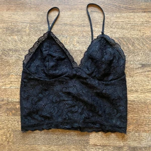 Spetstopp - Spetstopp från Bikbok i svart. Ljusterbara axelband. 