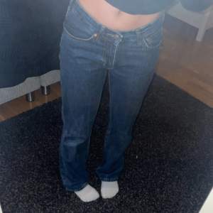 Mörkblåa straight lowwaist jeans. Sitter mera som midwaist på mig. Köptes för 500kr på bikbok. Storleken är L30 W25. Köpare står för frakten 