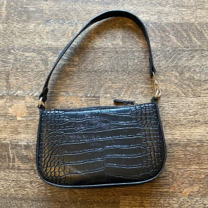 Handväska - Handväska i fake skinn. Använder inte och säljs pga flytt, inget fel på väskan.