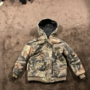 Real camo jacka  - Snygg real Camo jacka . Jackan  Passar ungefär m/s , pris kan diskuteras och kontakta gärna innan du köper🙏🙏 
