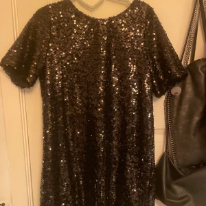 Festklänning - Så festlig fin klänning med lite öppen rygg och knytning! Den är helt ny och aldorg använd! Den är i storlek 40 men passar nog 38 lika bra!💞💞Vara att skriva om ni undrar nåt eller vill ha fler bilder!!!