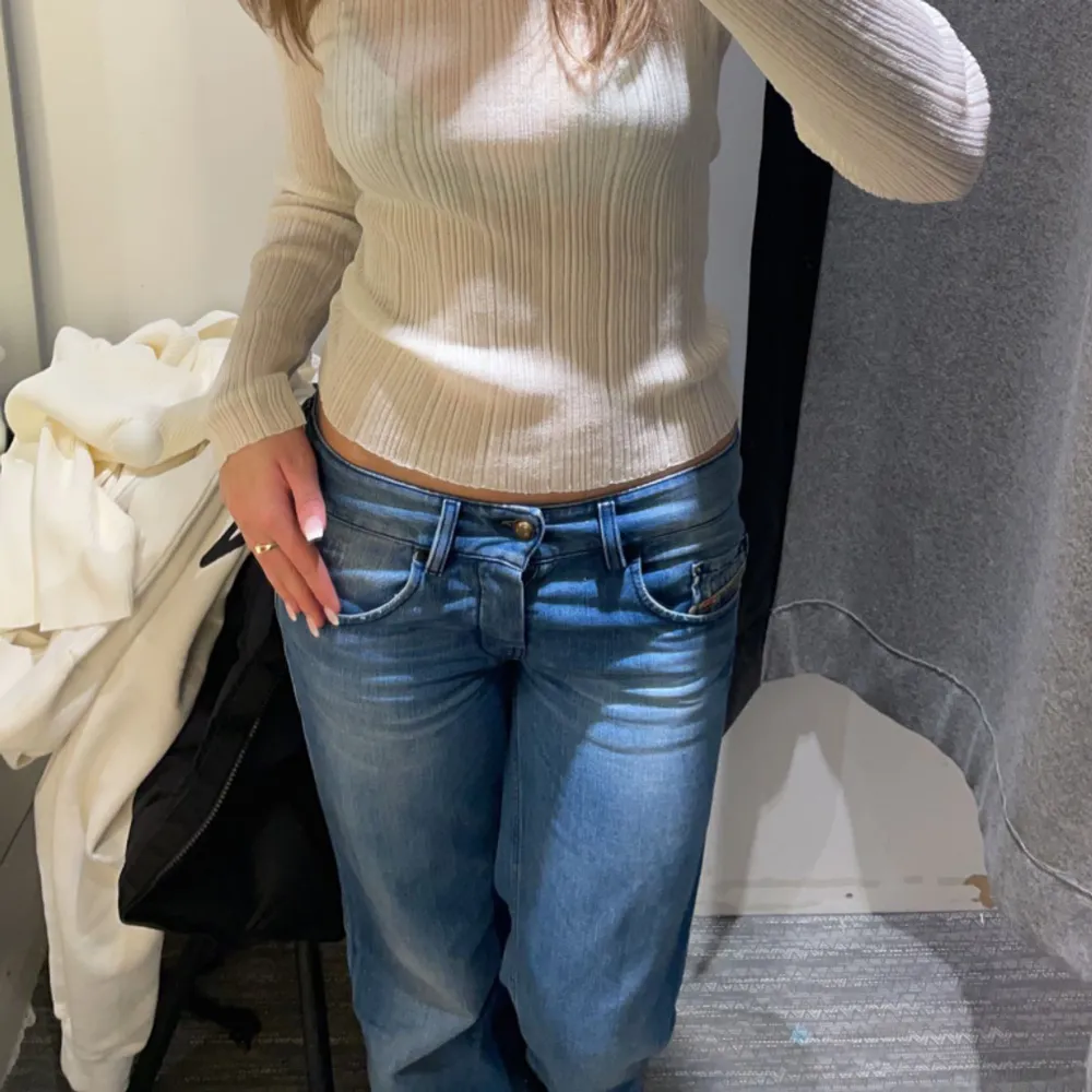 skitsnygga lågmidjade jeans! Säljer då jag har för många. Jätte fint skick, inga defekter alls. Passar mig som är en 34/36 a, jag är 170cm som referens 😌. Jeans & Byxor.