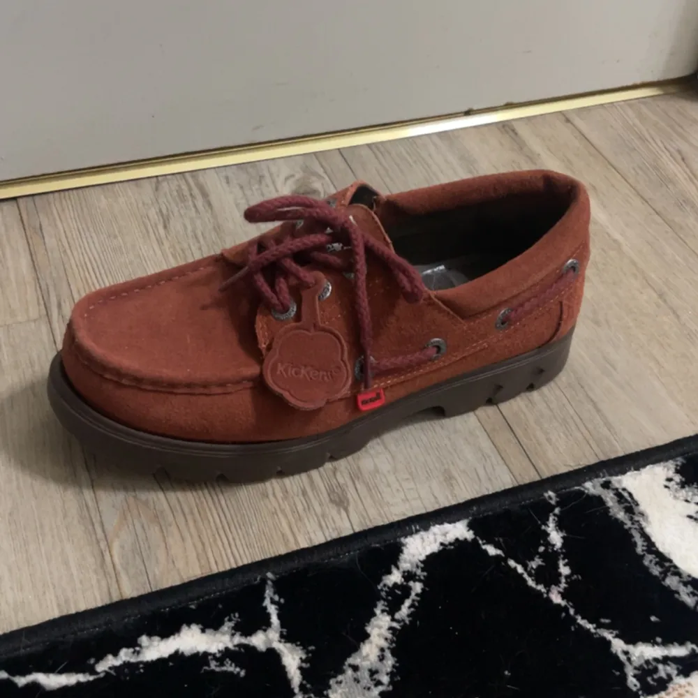 Oanvända Röda Kickers skor i storlek 41 med original paket . Skor.