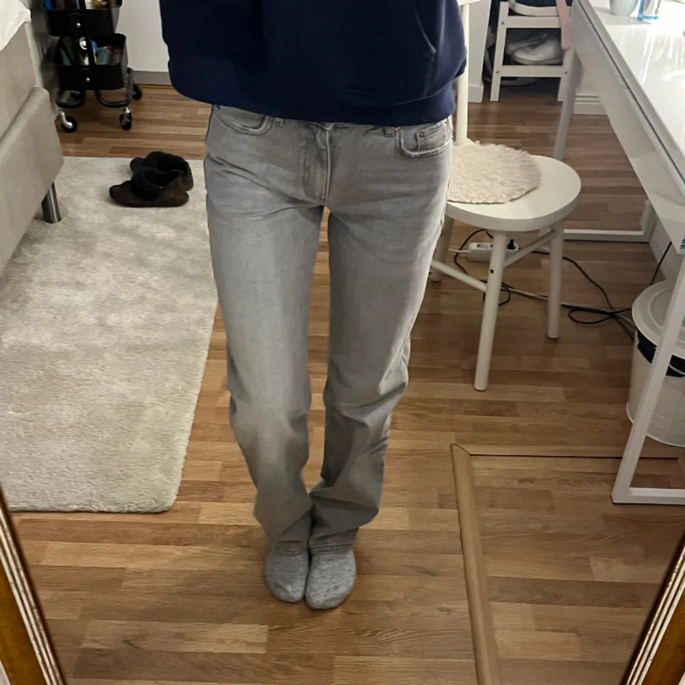 Ljusgrå, raka jeans från Gina Tricot i storlek 34. Perfekt i längden för mig som är cirka 165 cm lång. Priset på hemsidan är 500kr. Väldigt gott skick, nästan aldrig använda. . Jeans & Byxor.