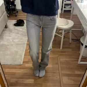 Ljusgrå, raka jeans från Gina Tricot i storlek 34. Perfekt i längden för mig som är cirka 165 cm lång. Priset på hemsidan är 500kr. Väldigt gott skick, nästan aldrig använda. 