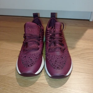 Sneakers/joggingsko - Fashletics by Tamaris skor som aldrig blivit använda med super snygga detaljer! ❤️👟