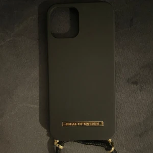 iPhone skal - Säljer detta silikon iPhone skalet från ideal of Sweden, passar iPhone 12 och 12pro, har även ett band så den kan bli lite som en väska, säljs då den inte används💕