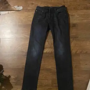 Snygga jeans från Jack and Jones storlek 30 34 lite töjbara väldigt sköna och i bra skick tveka inte på att skriva vid frågor eller bud 