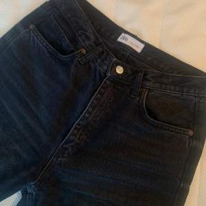 Svarta/gråa raka jeans från Zara, storlek M. Perfekt passform, endast använda ett fåtal gånger. Köparen står för frakt. 