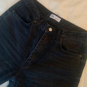 Svarta jeans  - Svarta/gråa raka jeans från Zara, storlek M. Perfekt passform, endast använda ett fåtal gånger. Köparen står för frakt. 