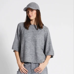 knittet tee lager 157 - säljer denna gråa tröja från lager 157 i storlek S då den var för stor. endast använd en enda gång