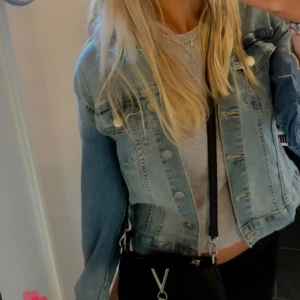 Jeansjacka  - Säljer pga den inte används längre, skriv vid frågor!❤️❤️