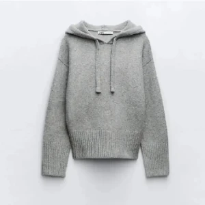 Stickad zara hoodie - Super fin stickad Hoodie från zara som jag köpt här på Plick jätte fint skick men tyckte inte den var min stil❤️❤️