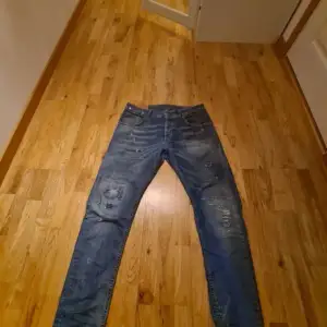 Säljer nu dessa riktigt snygga Dondup jeans som är använda ett fåtal gånger, storlek 33 och passar bra om man är mellan 177 till 187🙌 Nypris är 3700 kr