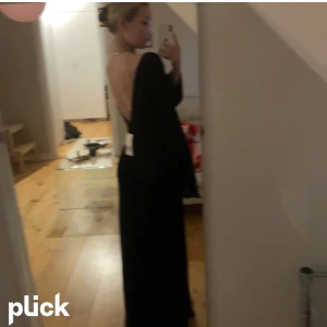 Svart maxikläning - Intressekoll på denna superfina balkläning med öppen rygg ifrån Zara. Köpt på plick för 400kr, använd två gånger och i toppenskick! Superskön och med bra strech! Jag har storlek M, passar även S och L då den faller jättefint efter siluetten 🤍